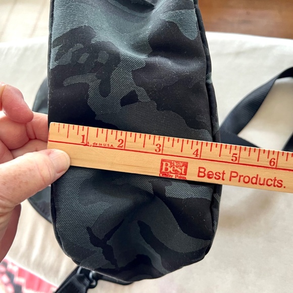 LULULEMON All Night Festival Bag in Jacquard Camo Obsidian/Black - Picture 16 of 16